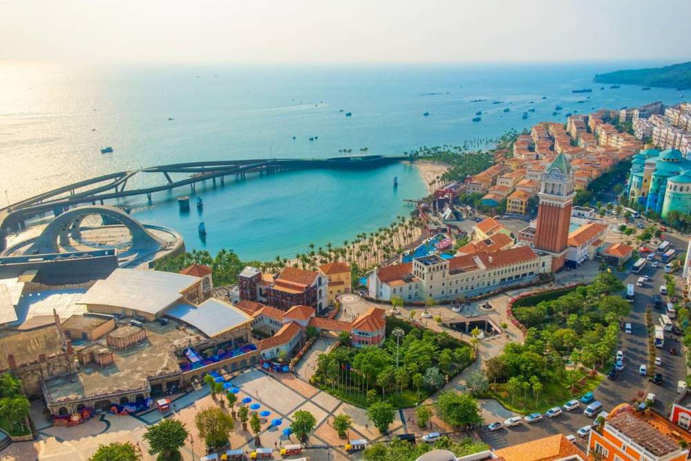 עיר השקיעה (Sunset Town) וגשר הנשיקה (Kiss Bridge)